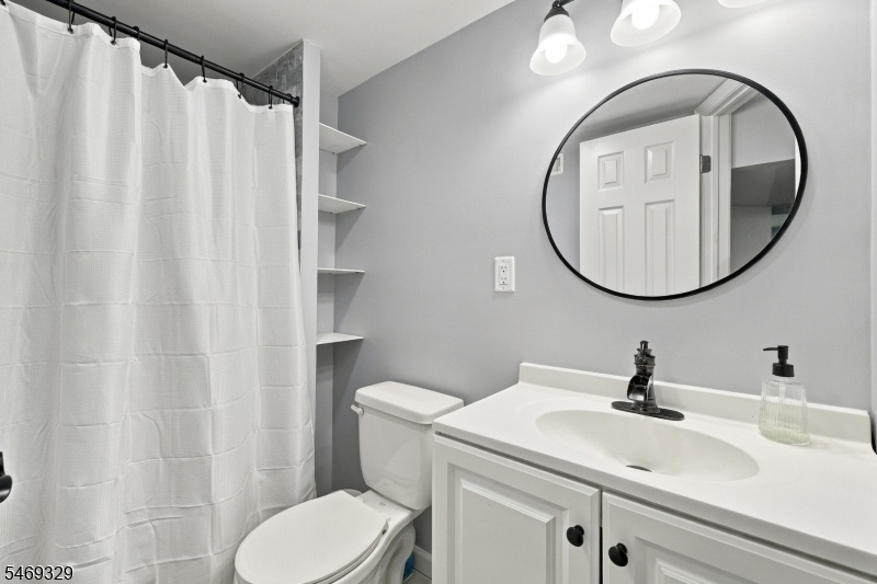 Lower level bath w shower