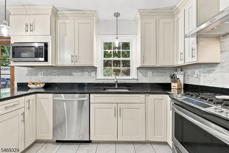 Kitchen cabinets - we have 'em