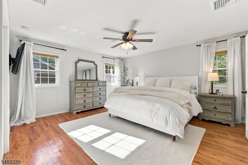 Primary bedroom w bathroom
