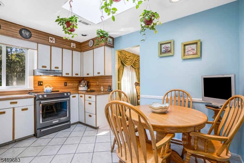 Eat-in-Kitchen