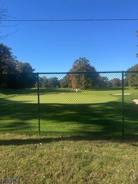 suburban golf 1 min walk