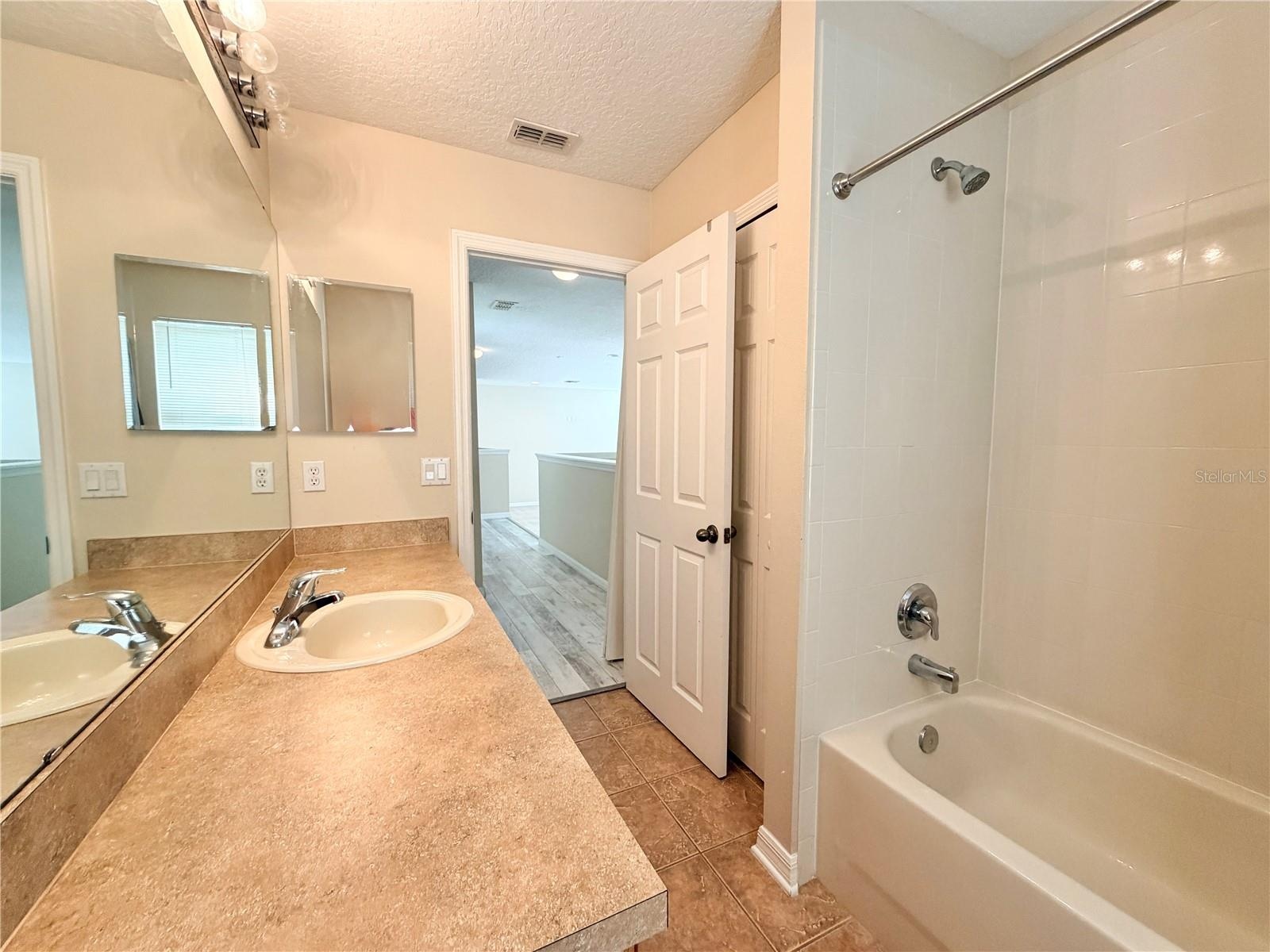 Jack and Jill bath