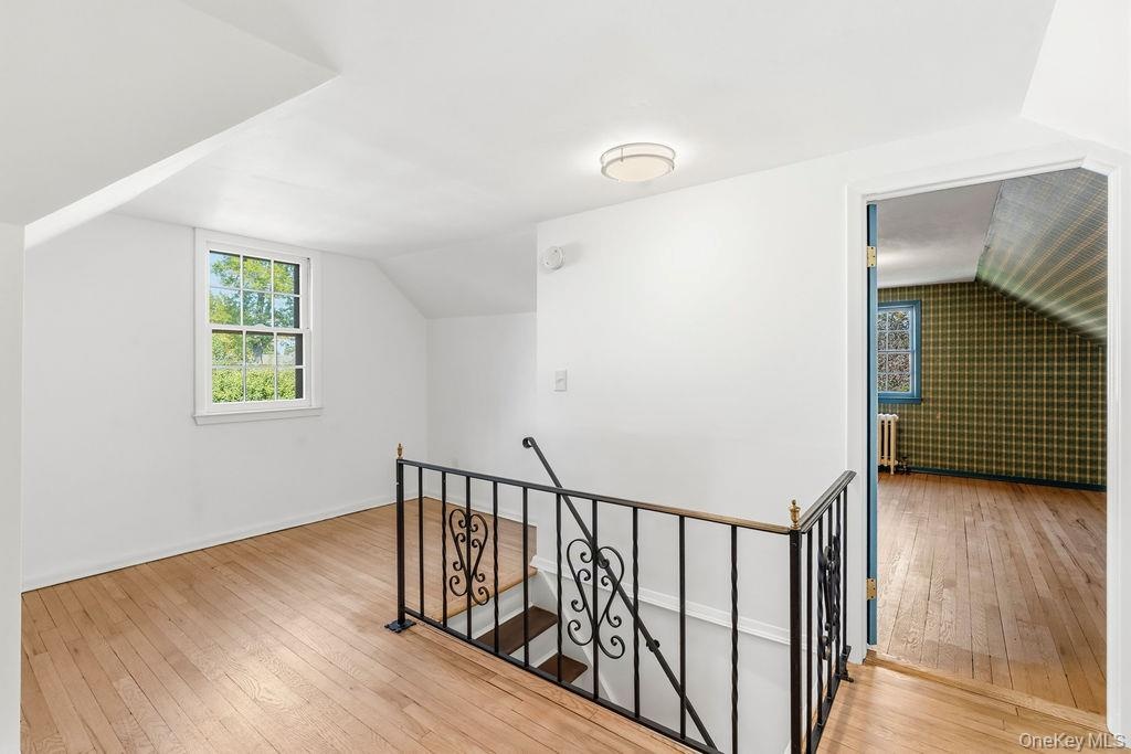 3rd floor landing and hallway connecting 2 additional bedrooms