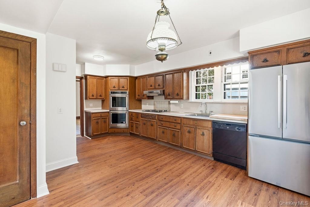 Spacious eat-in kitchen