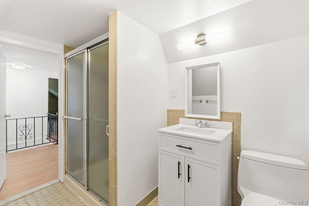 3rd floor full bathroom