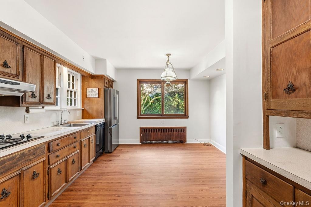 Spacious eat-in kitchen