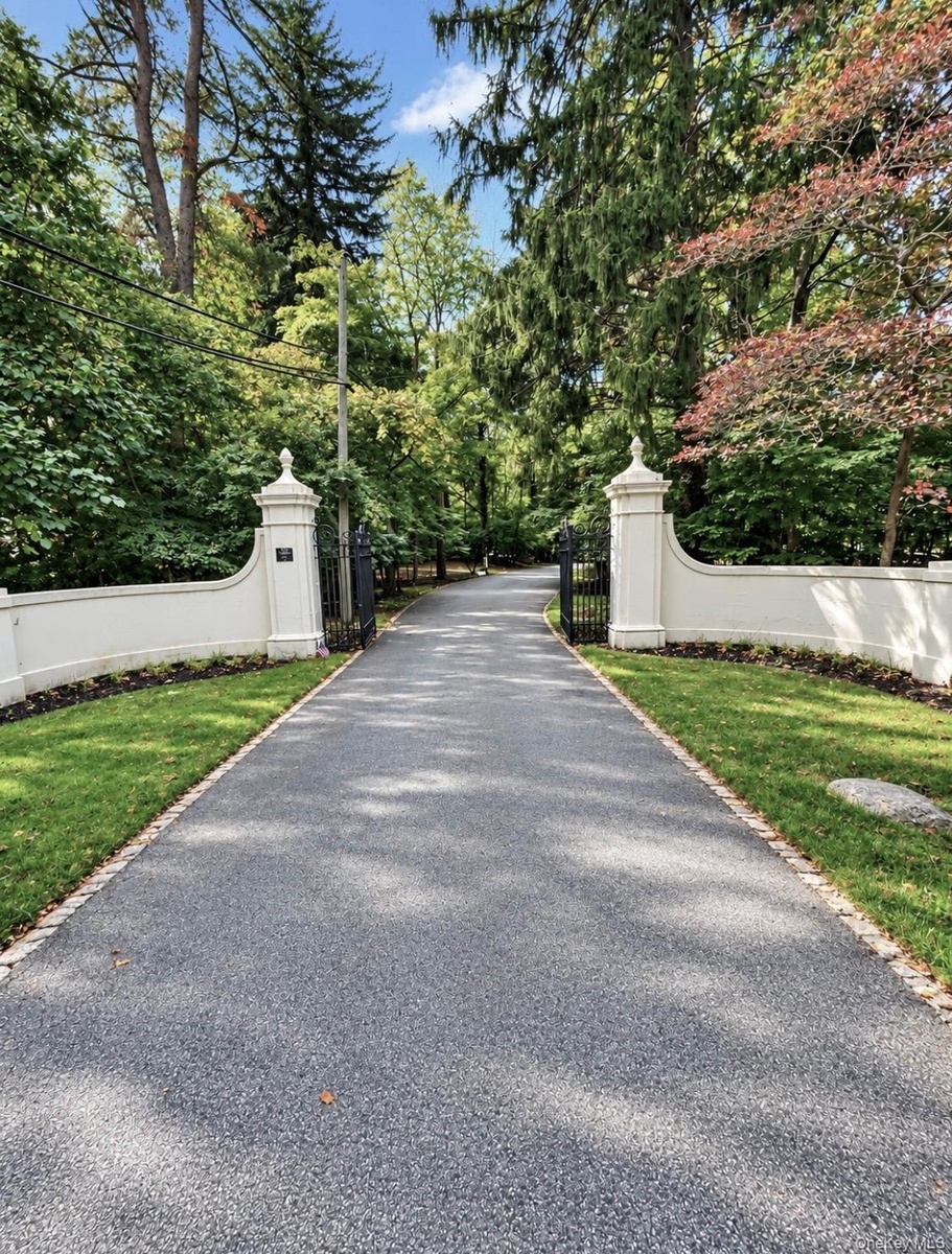 Entrance to gate Rd