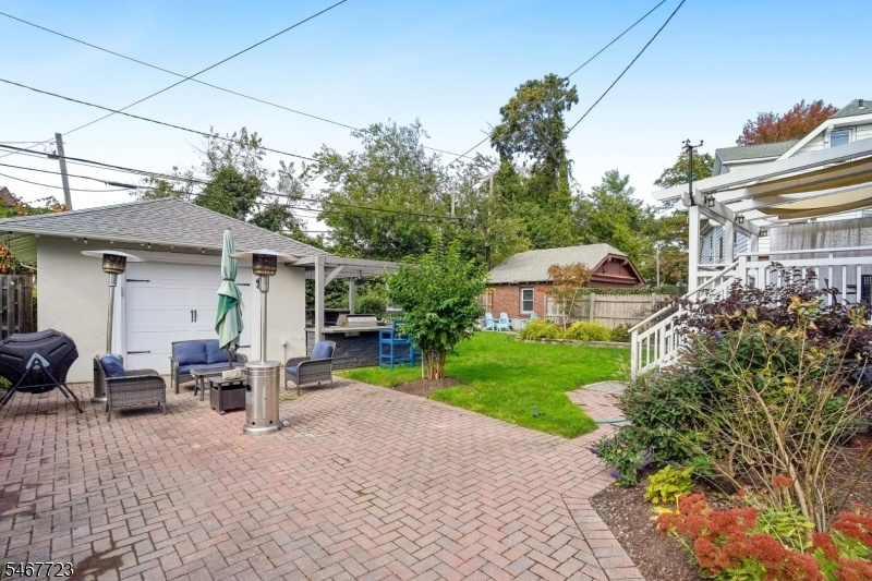 Detached garage