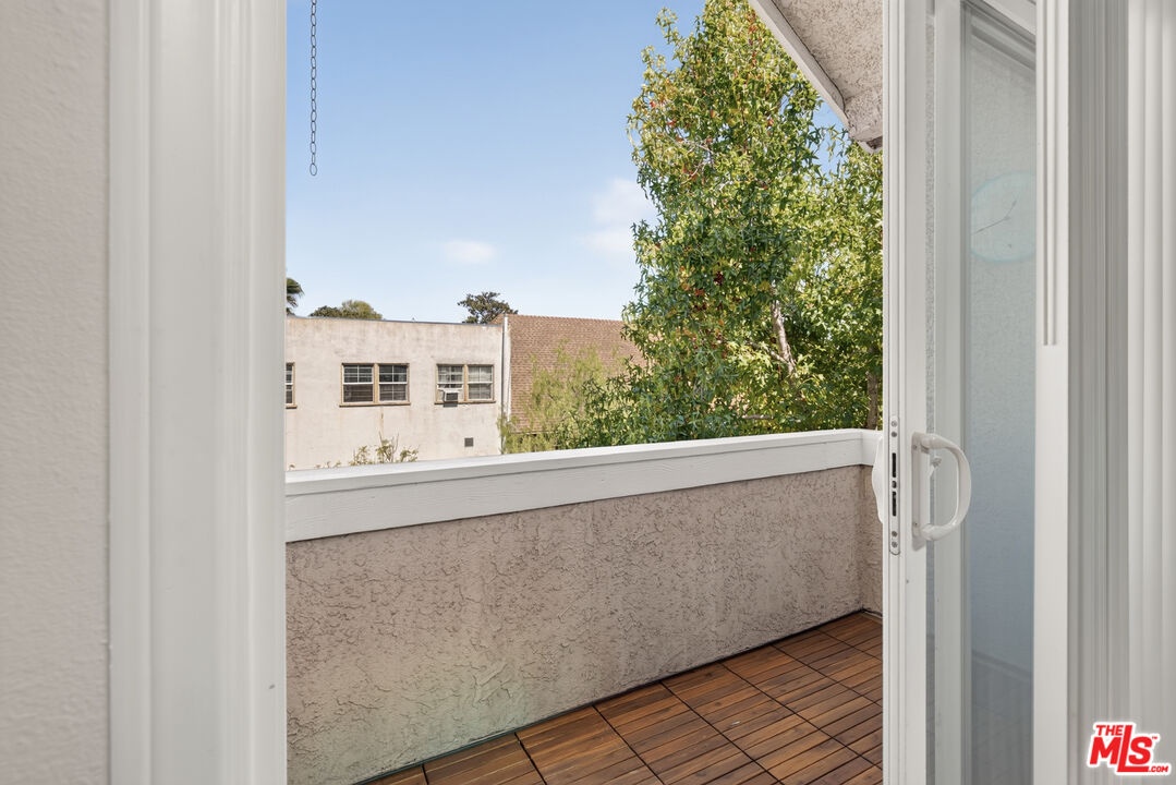 Private balcony w/Teakwood