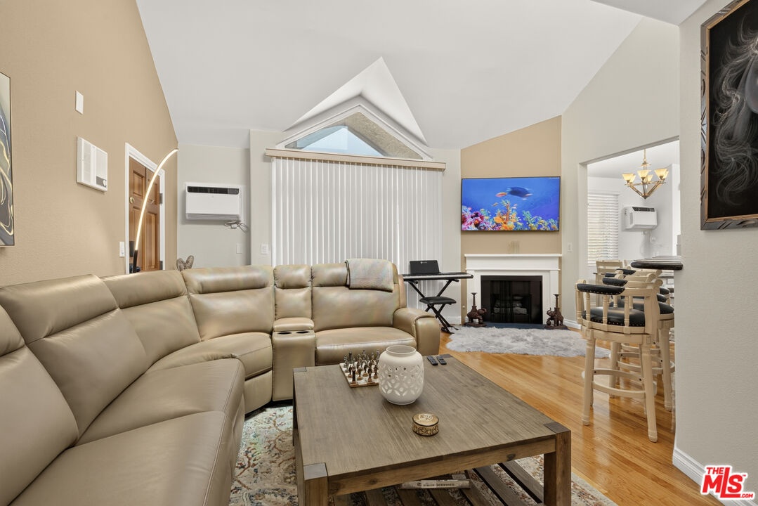 Living Room 2 w/Private Balcon