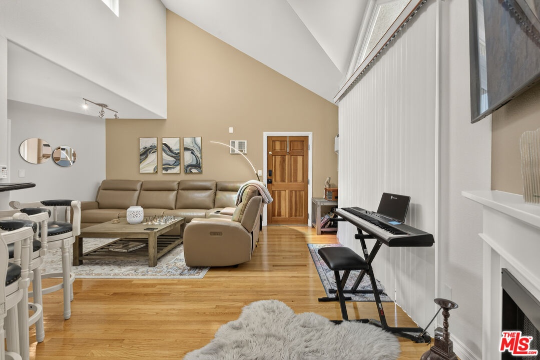 Living Room 2 w/Private Balcon