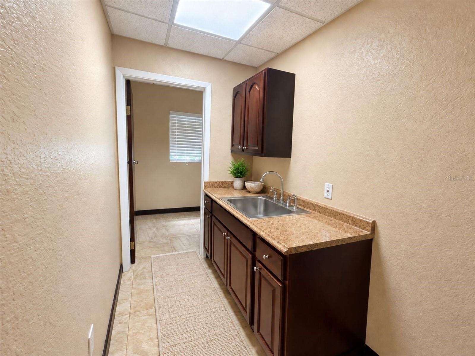 7- Kitchenette /Break area