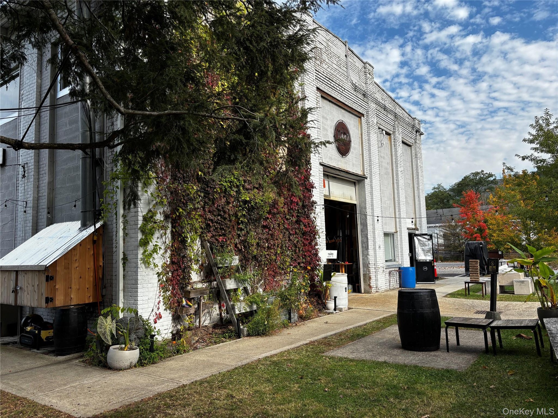 Exterior & Entry Courtyard