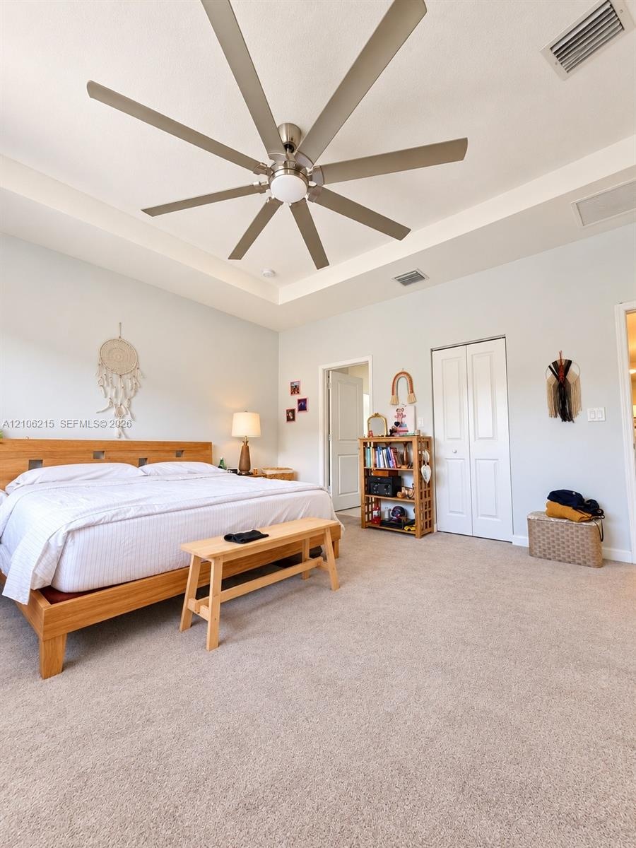 Tray ceiling, multi-blade ceiling fan, and bi-fold closet doors