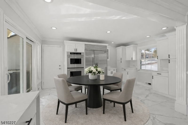 Eat-in Kitchen