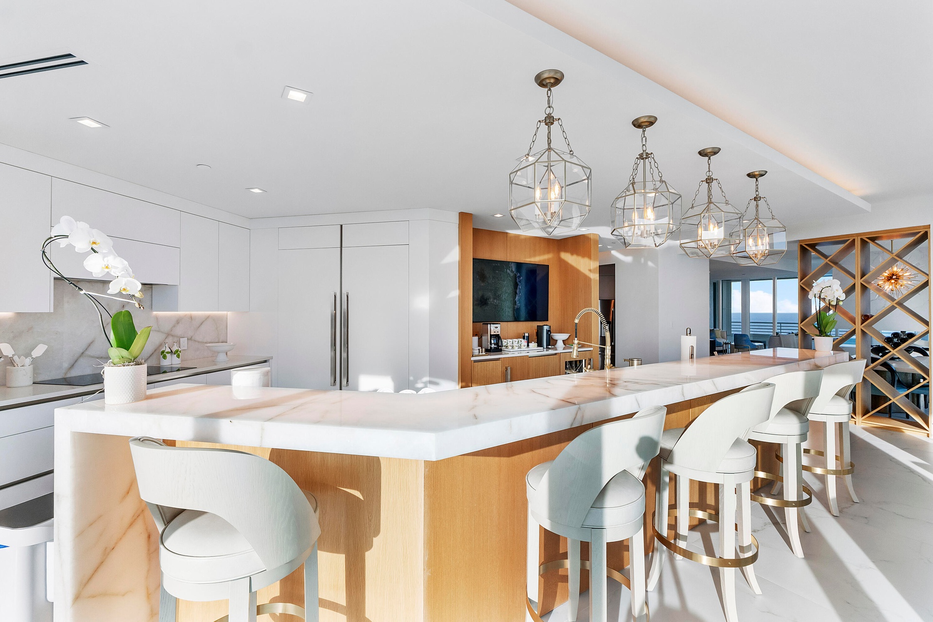 More than a chef's kitchen, this magnificent culinary masterpiece was designed as a place where memories are made. The expansive Cristello island invi
