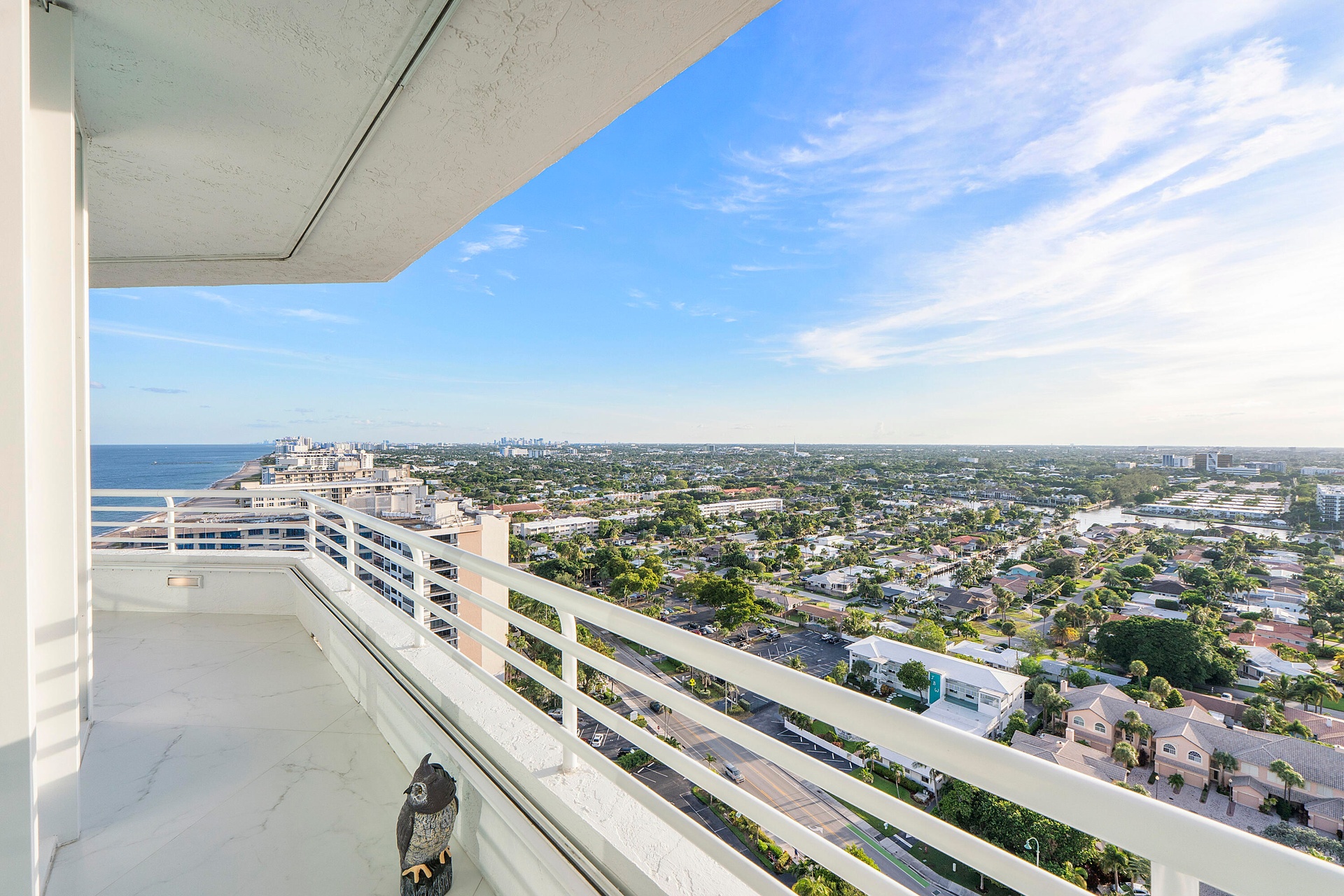 From golden sunset to glittering skyline, the western terrace offers a front-row seat as Fort Lauderdale transforms each evening into a dazzling tapes