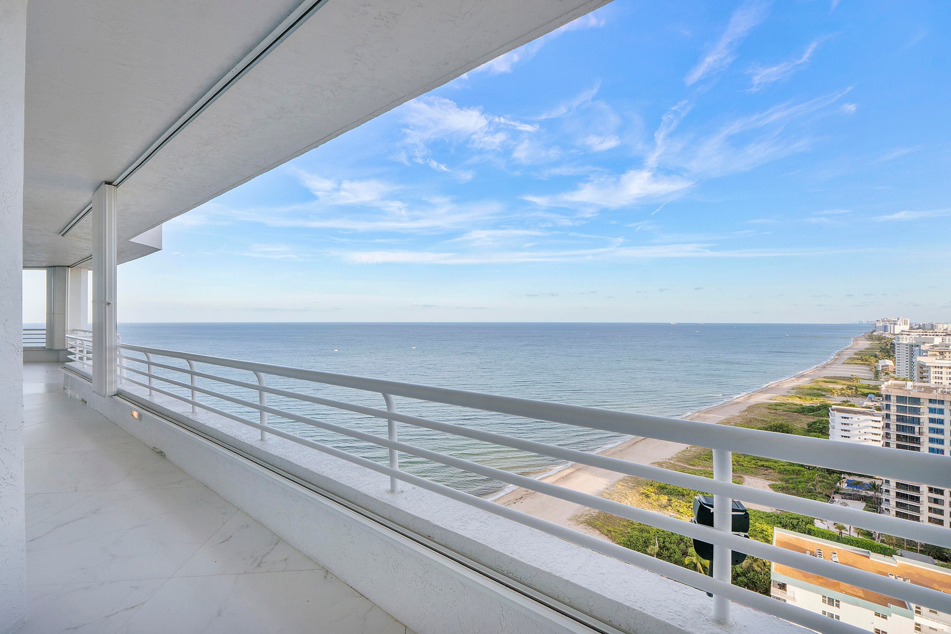Every day is sunny in Lauderdale by the sea, Can you see the sun coming down on the horizon?