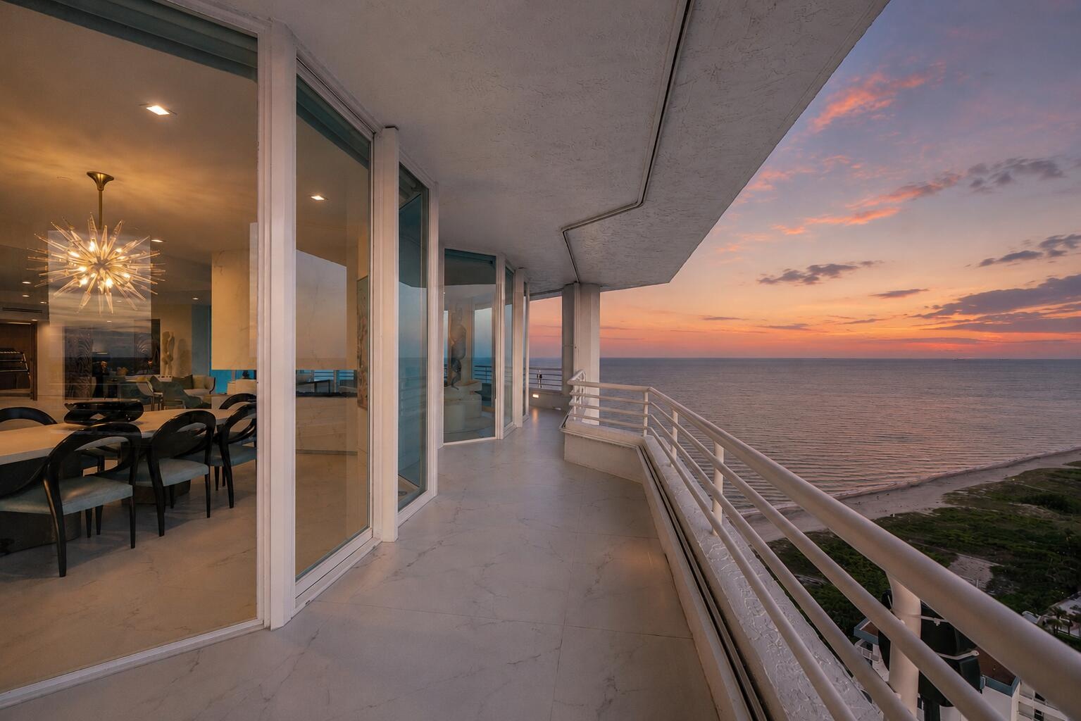 End your experience of the day watching the sun disappear beyond the Intracoastal—two magnificent horizons, one extraordinary residence.