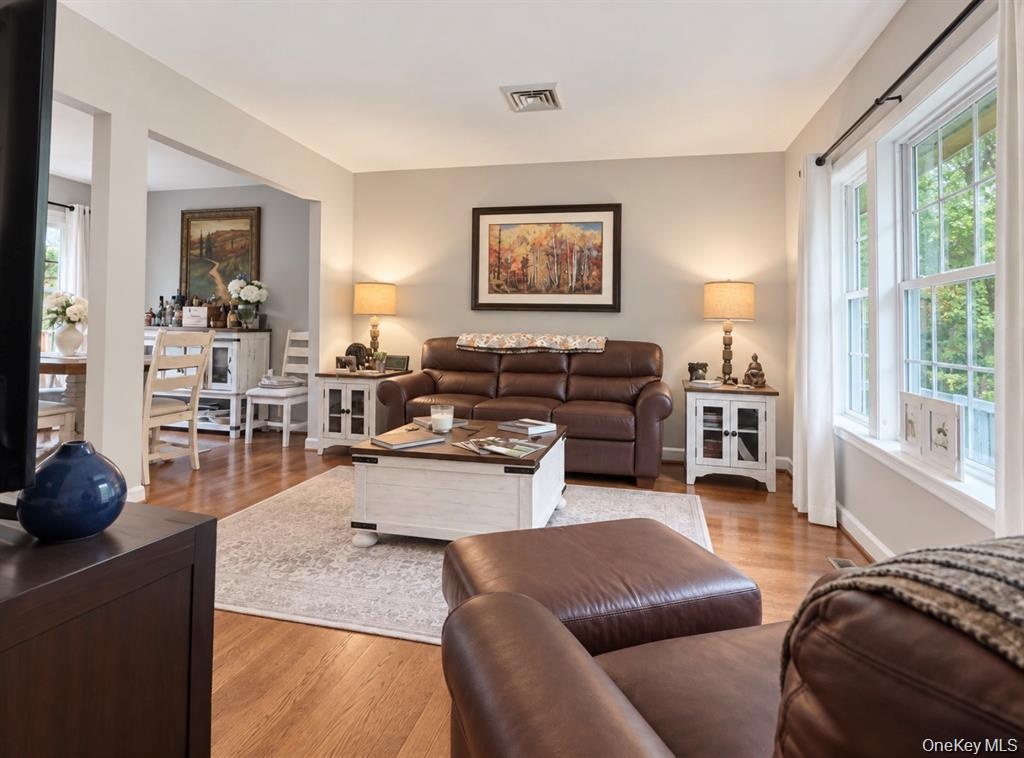 Beautfiul views fo trees, yard, nature and privacy. Hardwood floors.