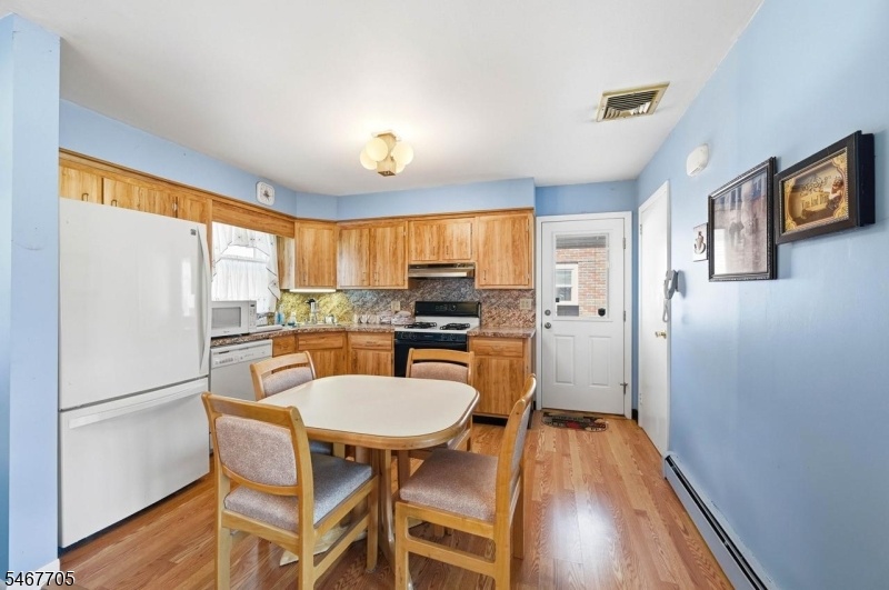Eat in kitchen