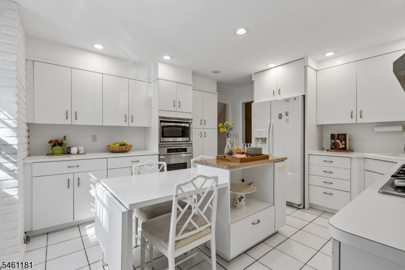 Eat-in kitchen 1