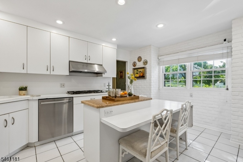 Eat-in kitchen 2