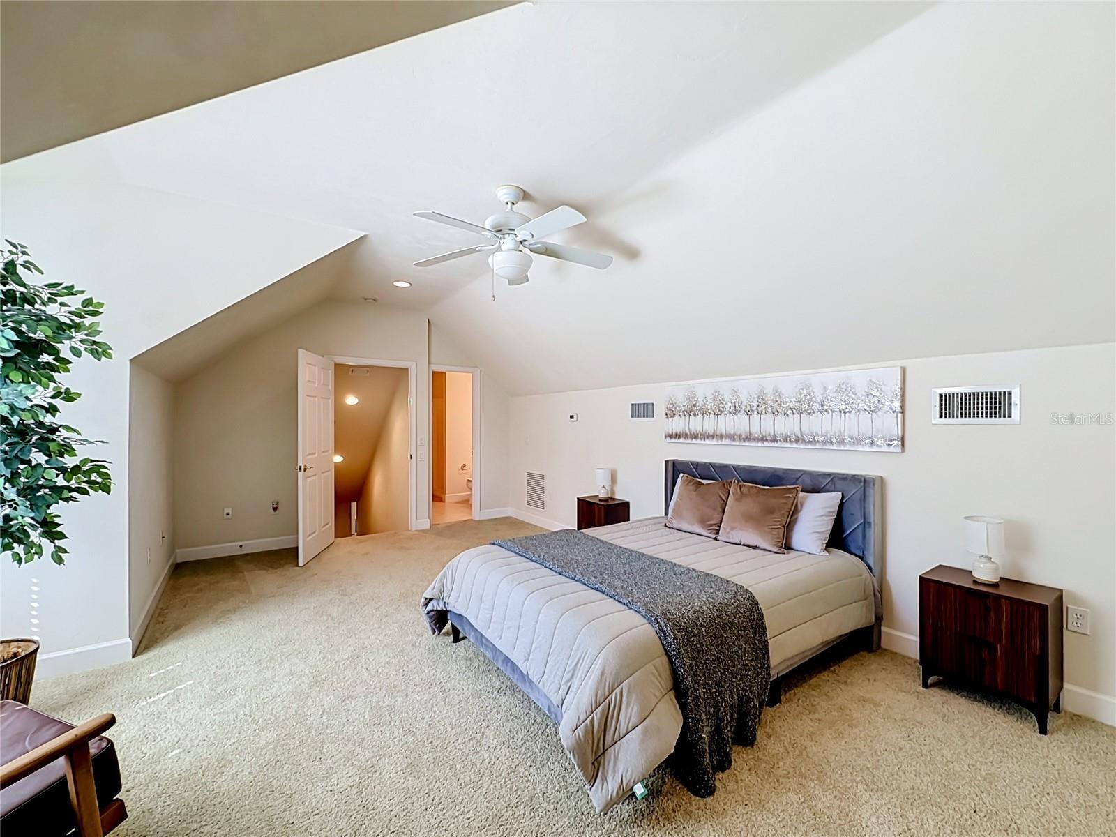 5th bedroom - Upstairs