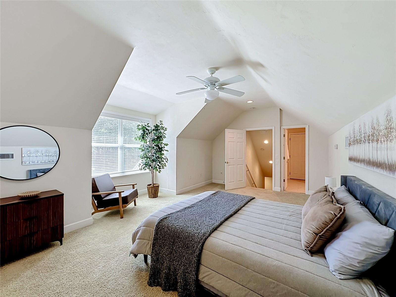 5th bedroom - Upstairs
