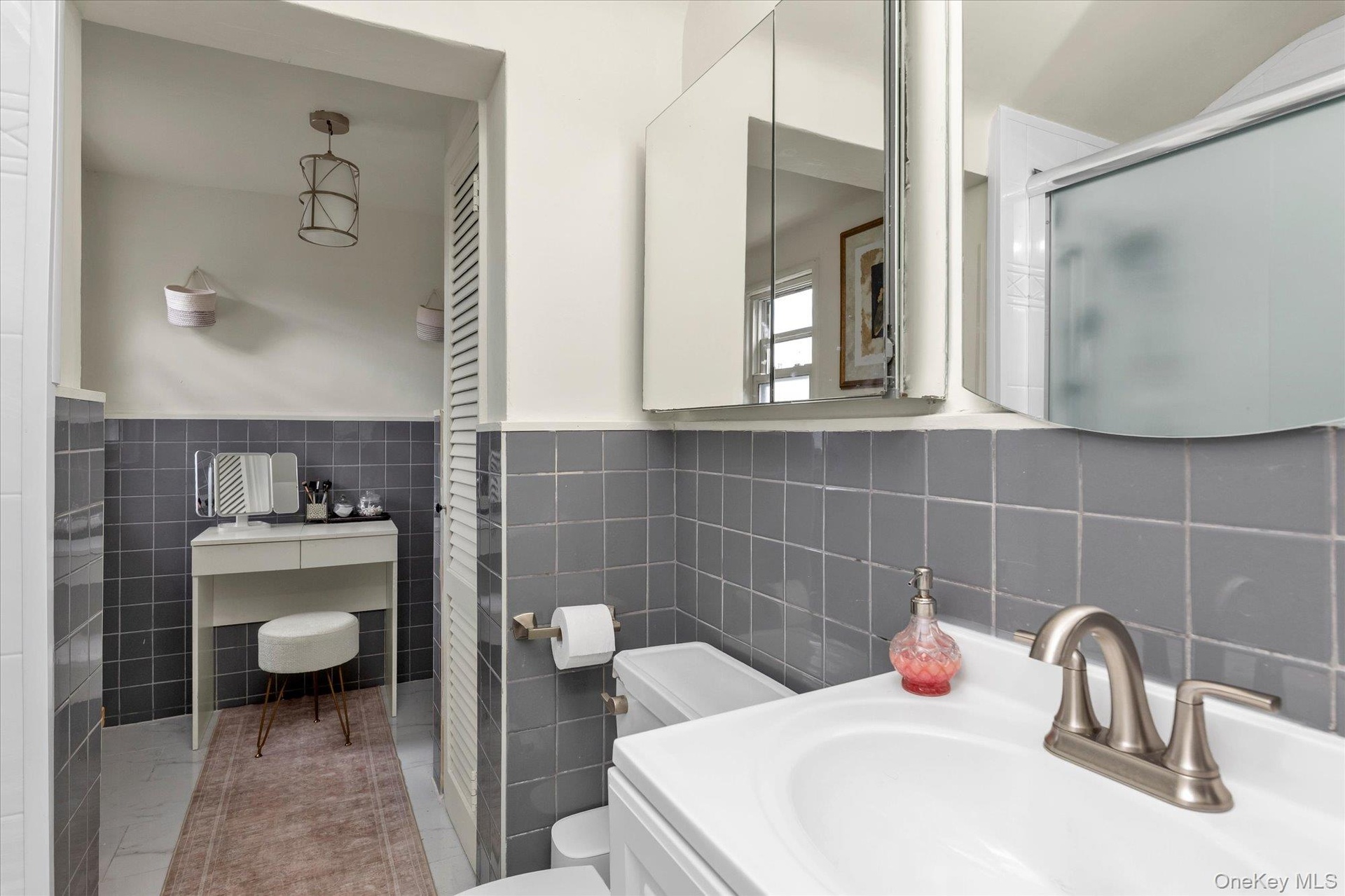Large Bath with Make-up Area