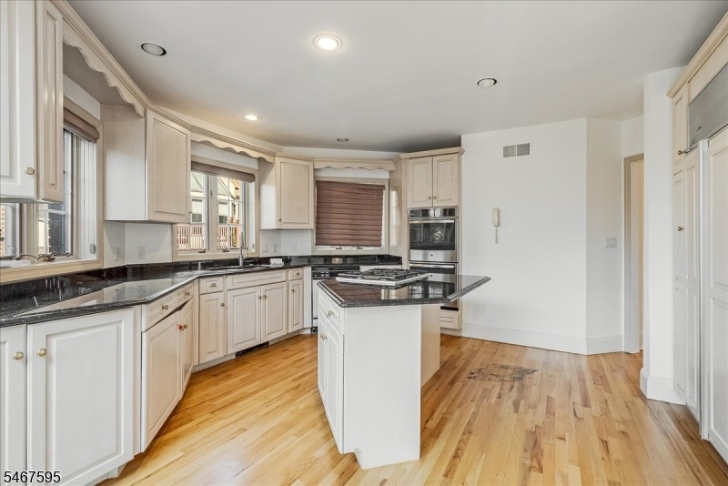 Eat-in Kitchen