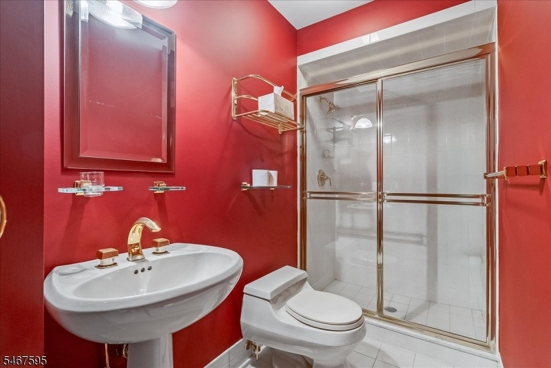 Bedroom 3 en suite Bath