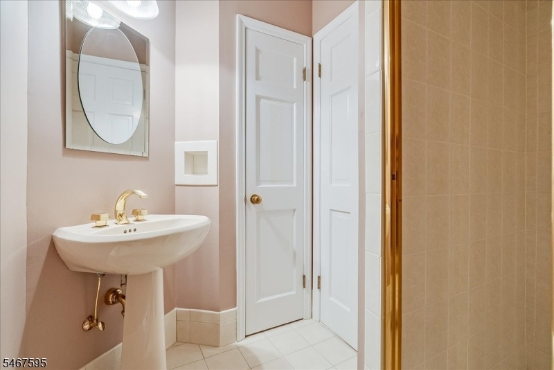 Bedroom 2 en suite Bath