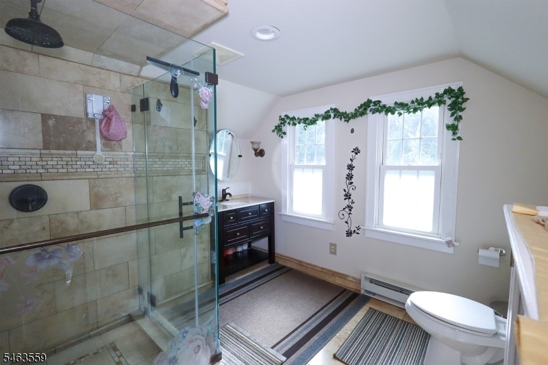 FULL BATHROOM #2