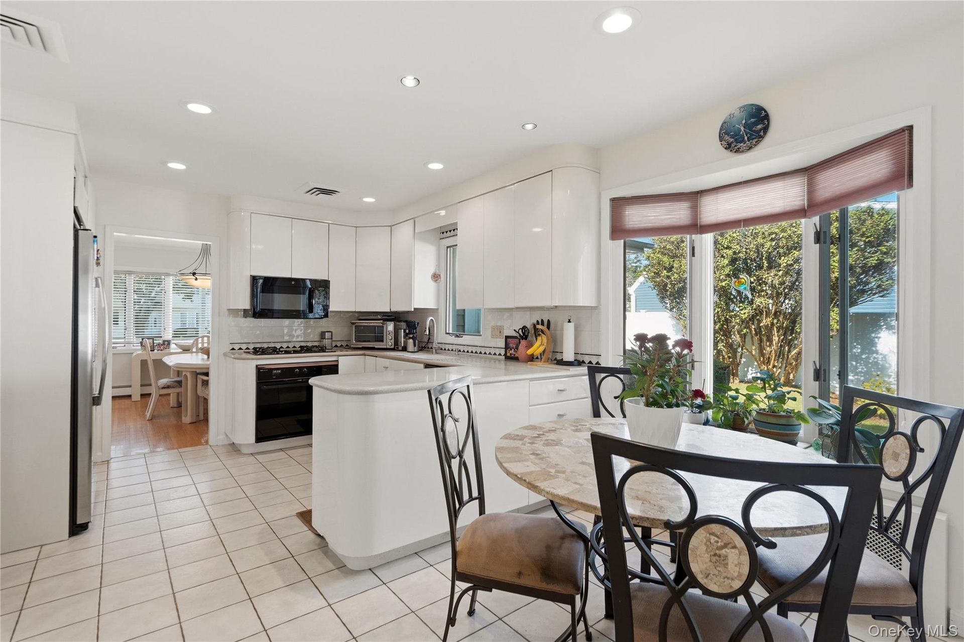 Stainless Appliances, Gas Cooktop, Refrigerator, Microwave & Dishwasher!