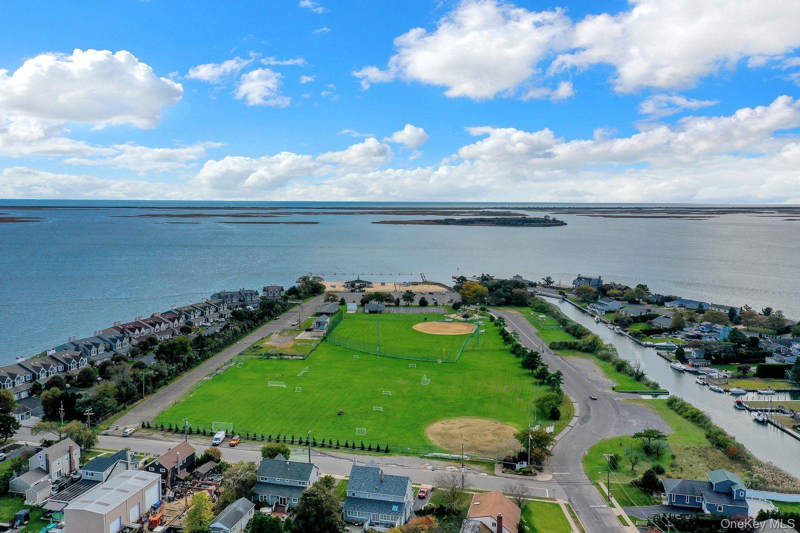 Park, beach and boat ramp 2 blocks away