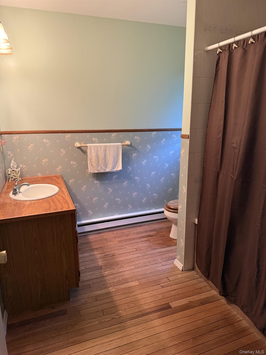Upstairs full hall bath