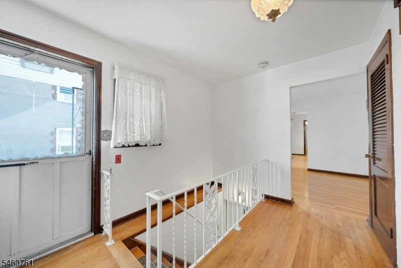 Entrance Foyer / Lower Access