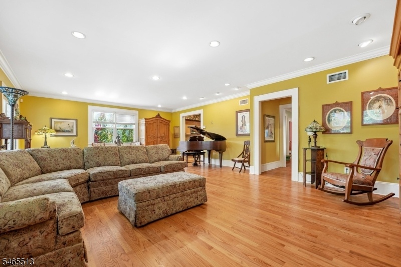 76 Summit Ave