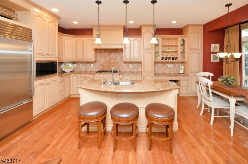 Center Island/Breakfast Bar