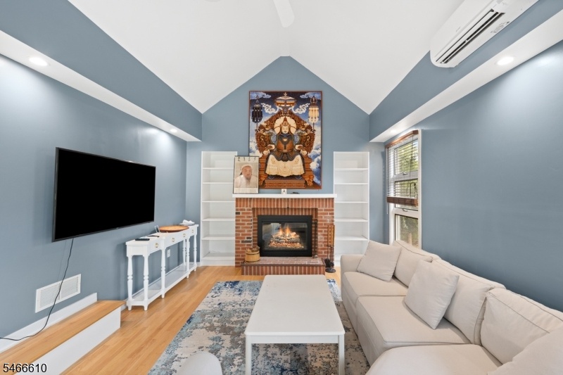 41 Jamestown