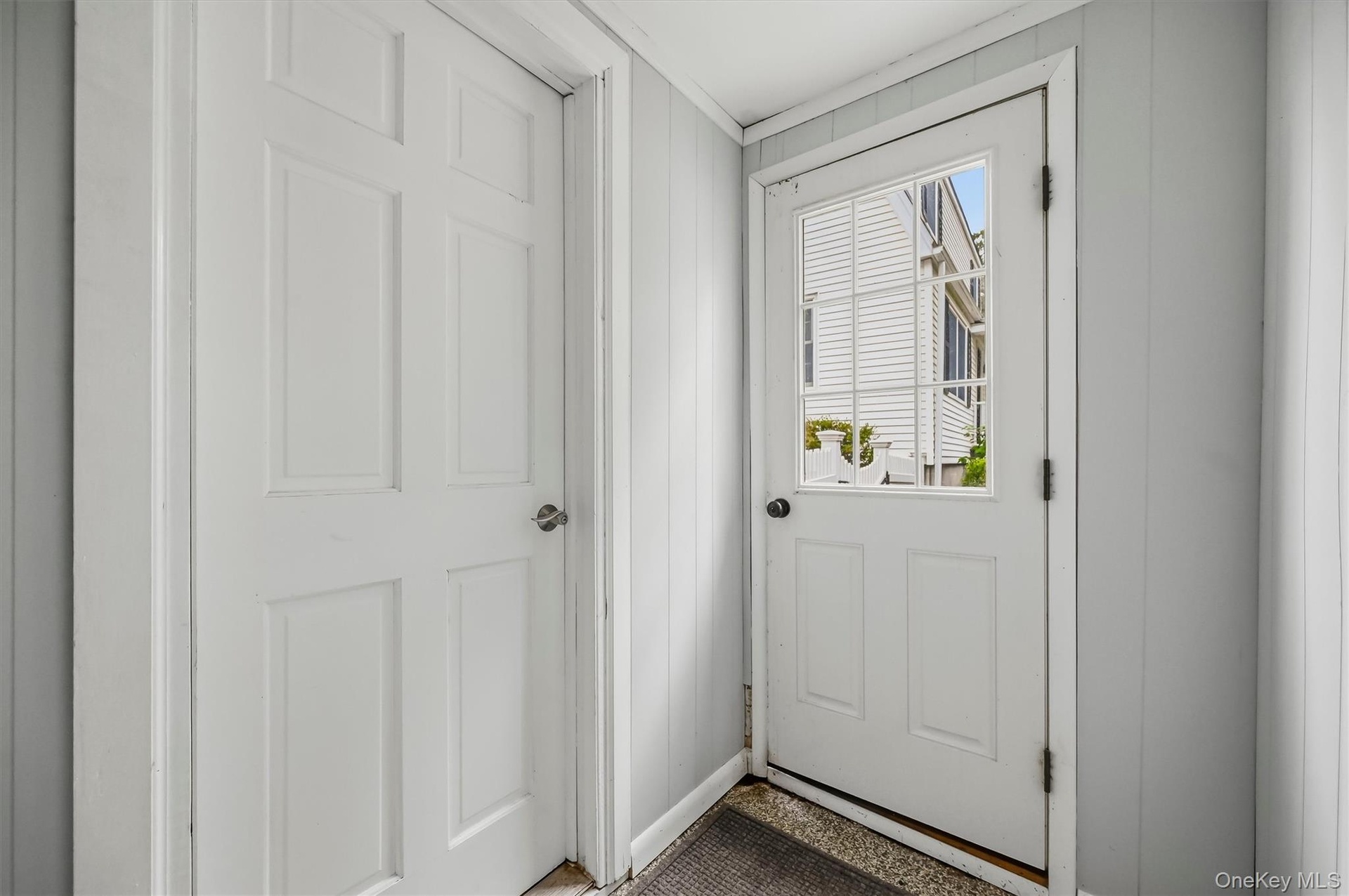 Studio/Garage entrance