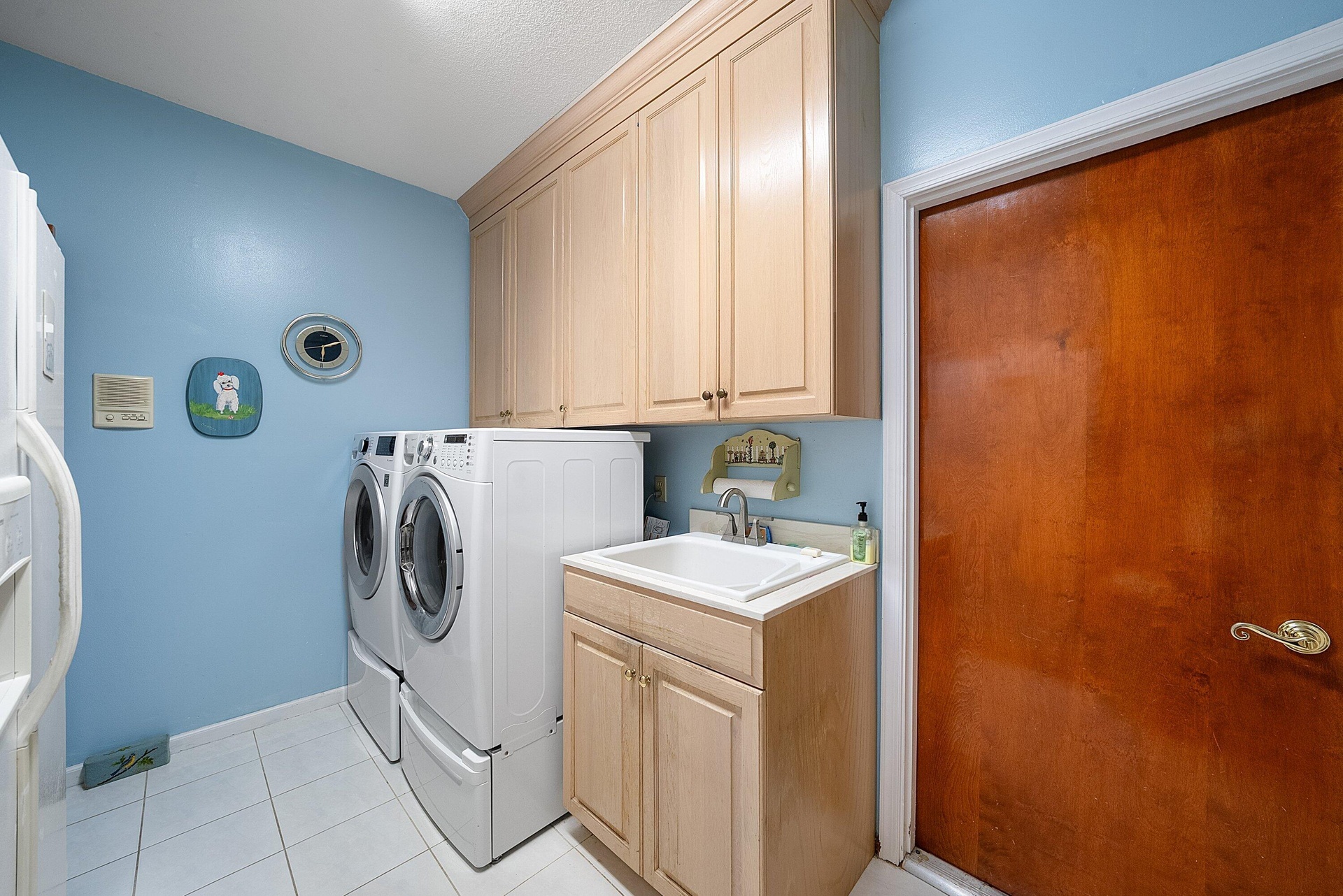 Laundry room w/ refrigerator & freezer
