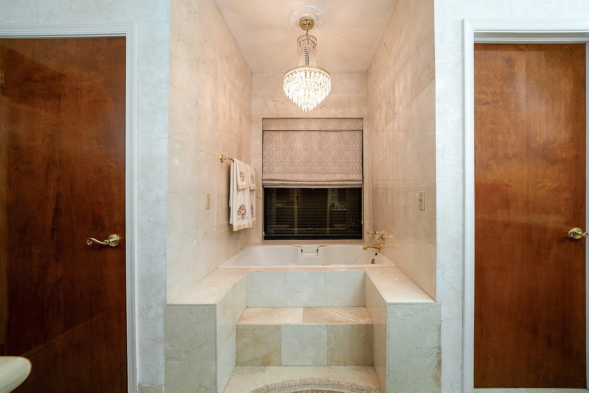 Primary Bath w/ jacuzzi tub