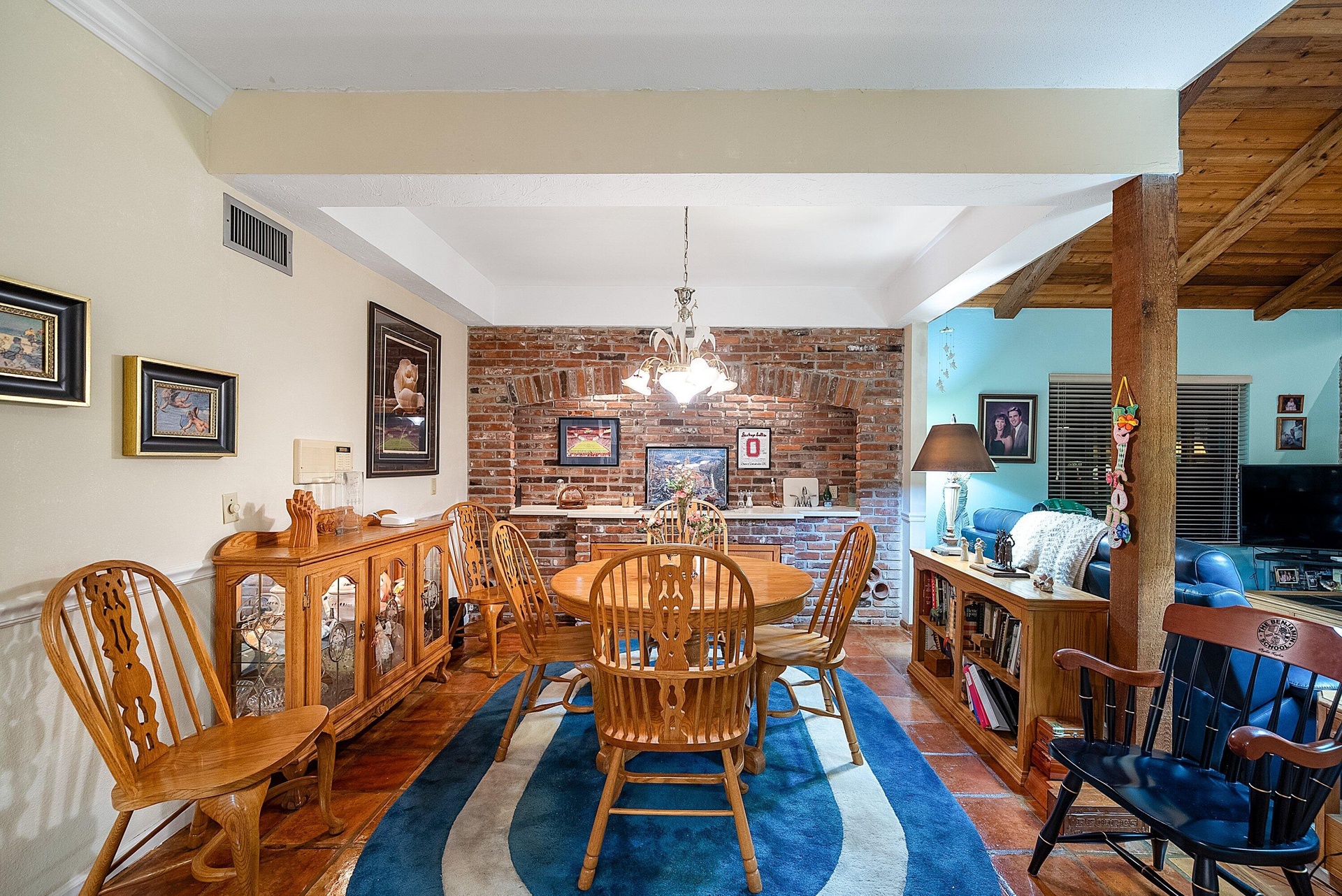 Breakfast area w/ built in cooktop, grill and sink