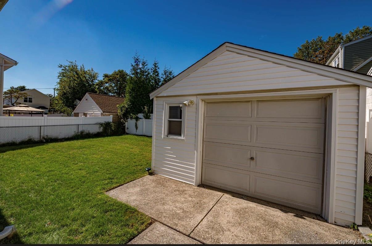 1.5 Car Detached Garage