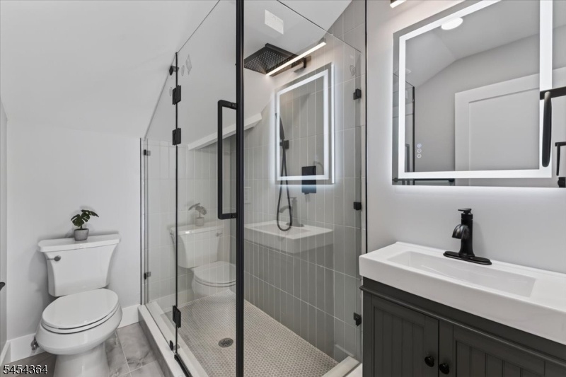 full bathroom&walk-in shower