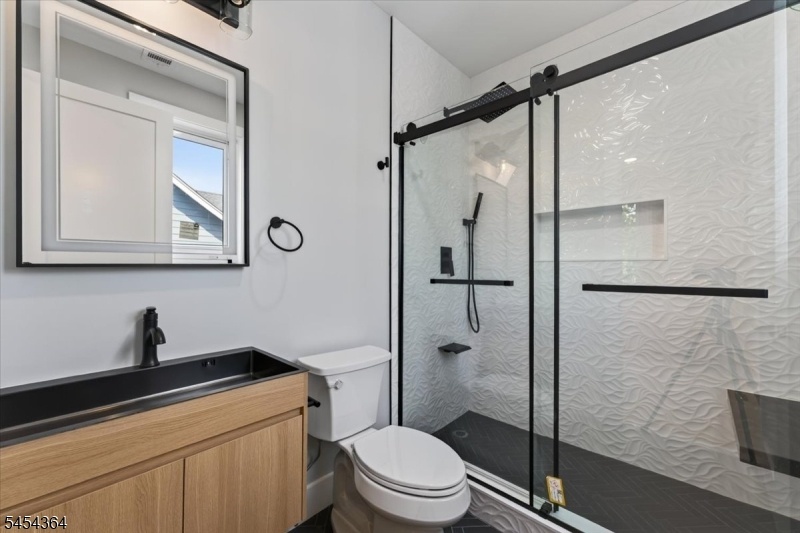 full bathroom&walk-in shower