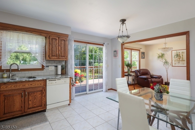 Eat-in Kitchen