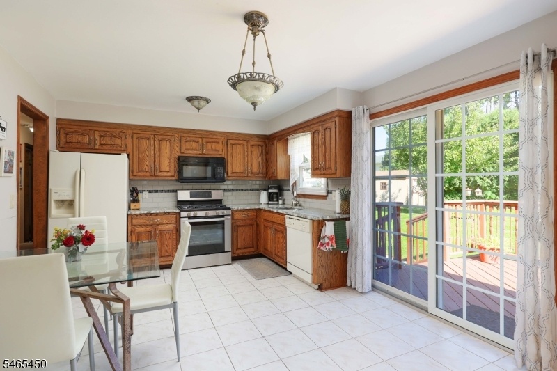 Eat-in Kitchen